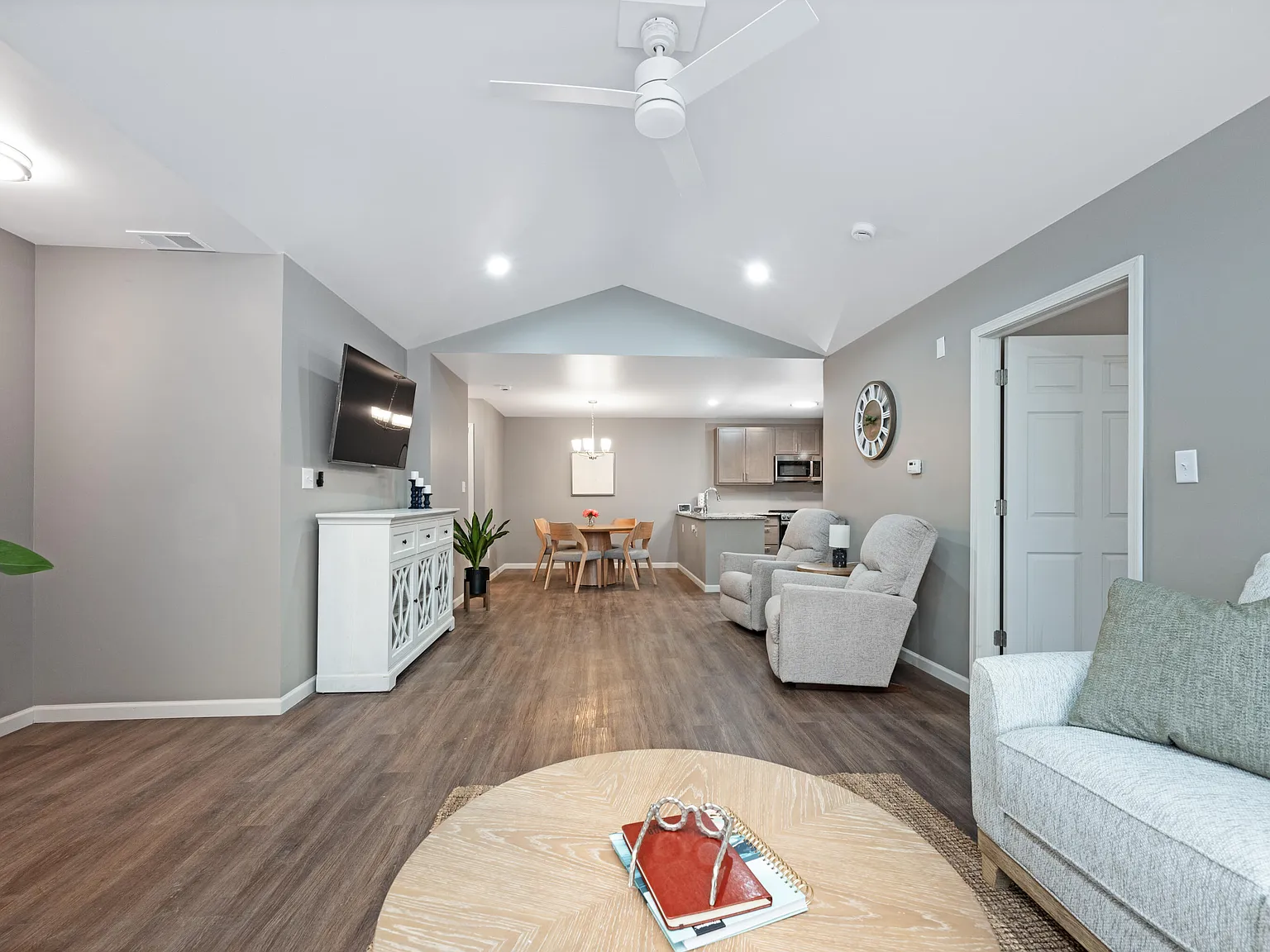 2 bed, 2.0 bath, 1100 sqft, $2,600 — Photo 3
