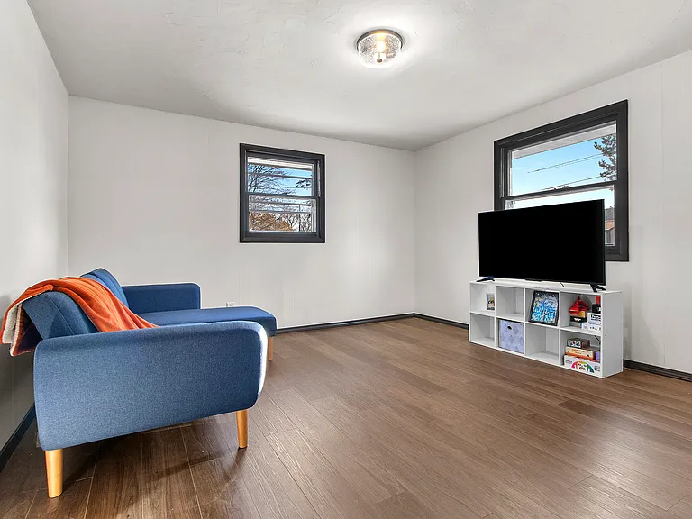 1123 Morris Ave — Photo 10