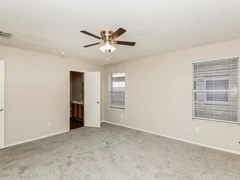 1101 Maplewood Ln — Photo 10