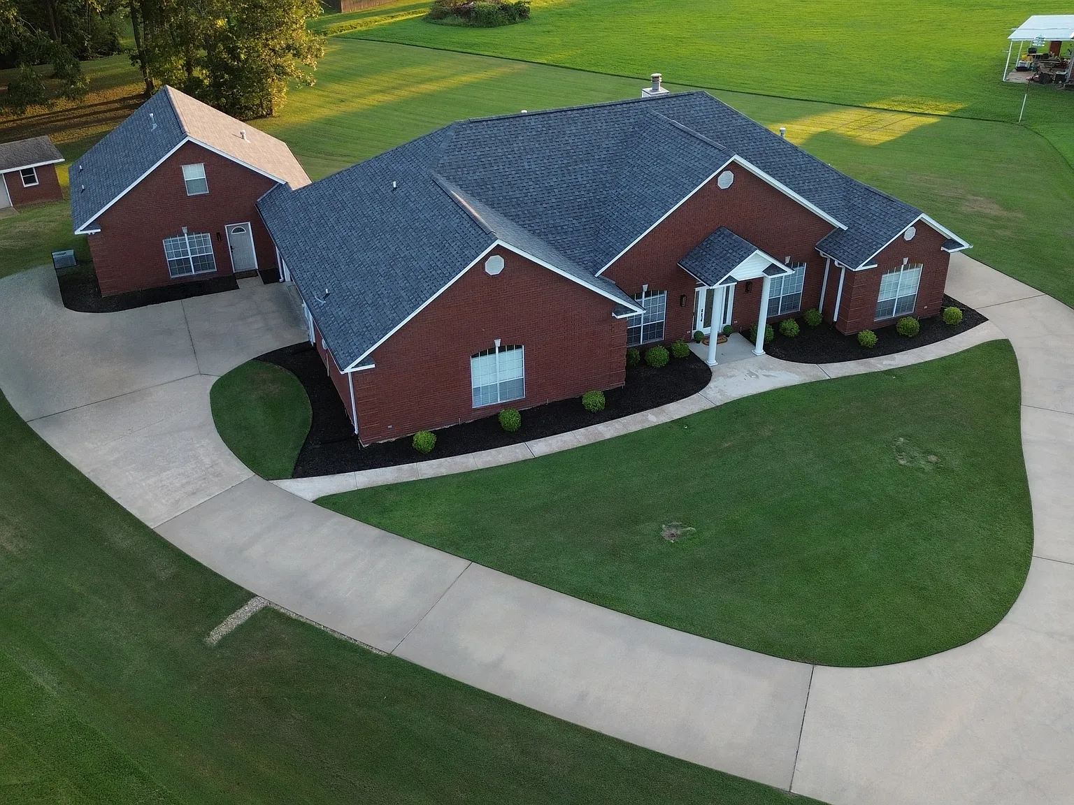 5 bed, 3.5 bath, 3649 sqft, $4,500 — Photo 1