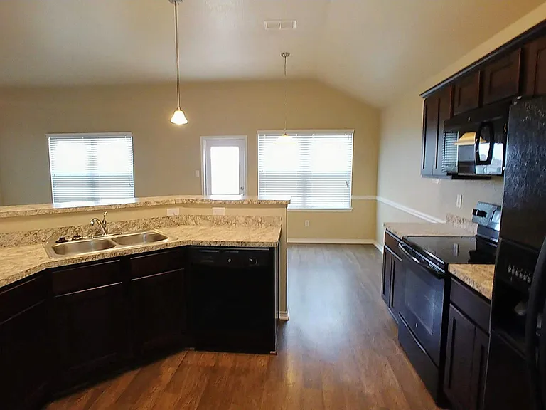 1105 Wethersfield Ln — Photo 5