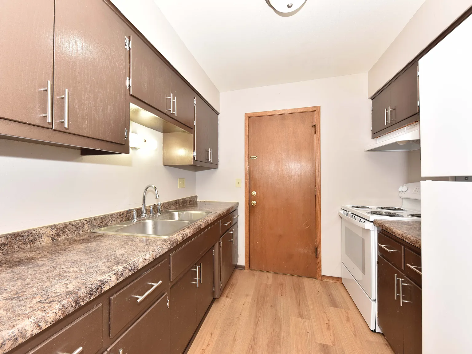 2 bed, 1.5 bath, 1100 sqft, $1,395 — Photo 3