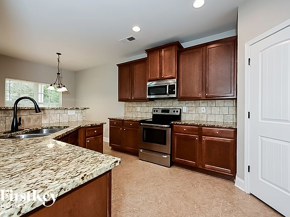 5th image of 921 Piedmont Dr