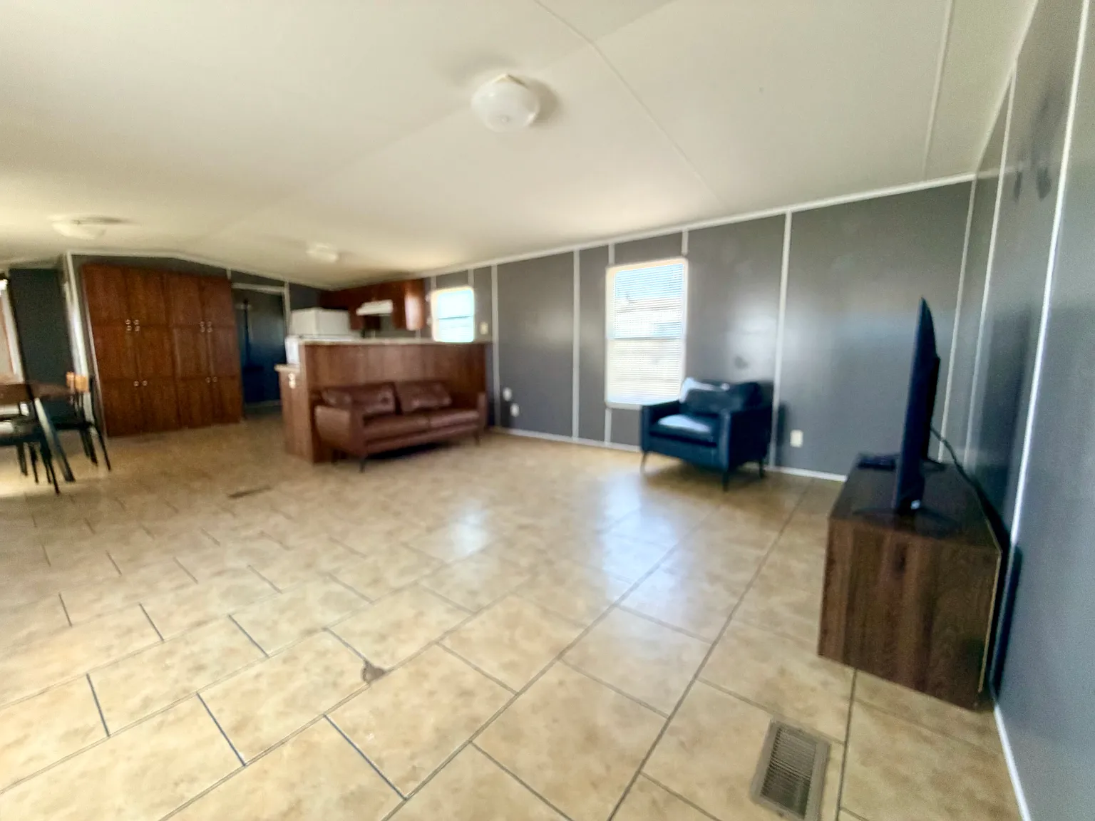 3 bed, 1152 sqft, $940 — Photo 2