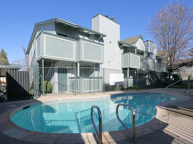 College Glen Apartments — Photo 13