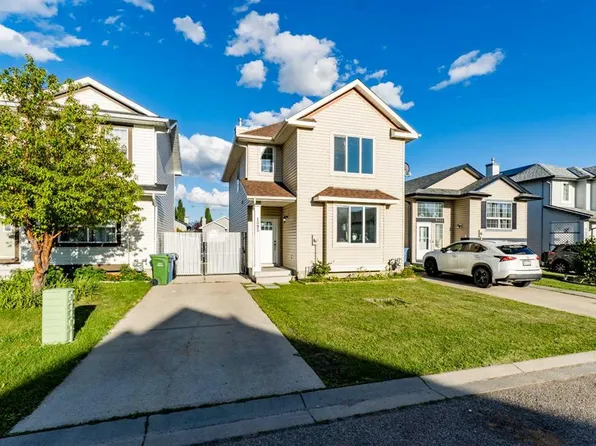 1095 W Bridlemeadows Mnr SW, Calgary, AB T2Y 4L1