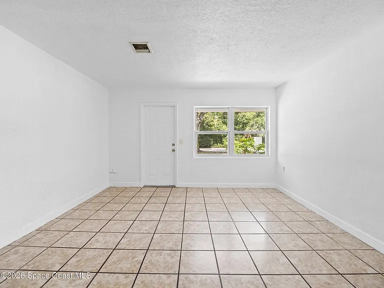 87 NW Irwin Ave — Photo 6