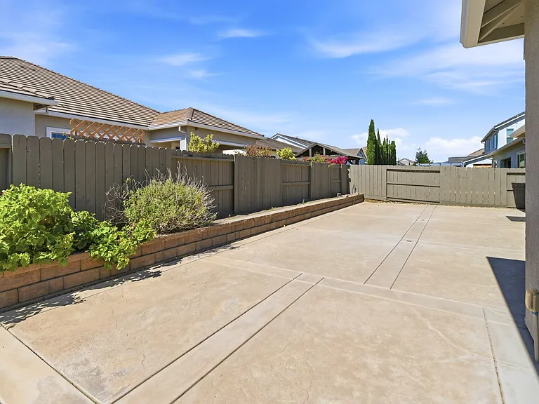 761 Hydrangea Dr — Photo 31