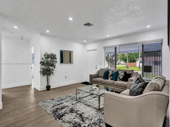 2441 Kingston Dr, Miramar, FL 33023