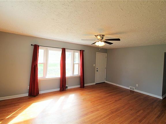 4th image of 2741 Paxton Ave