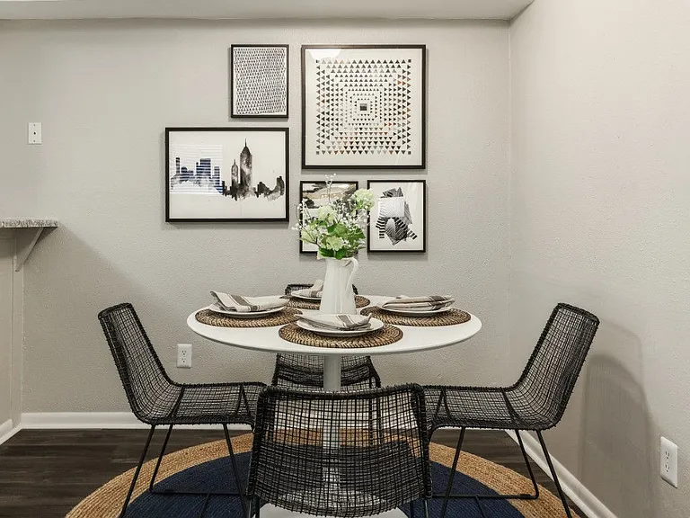 Carlyle Apartments — Photo 28