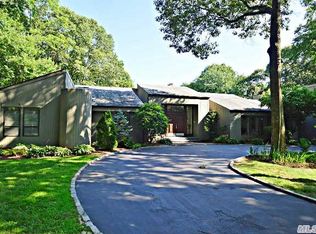 10 Ursuline Ct, Oyster Bay, NY 11771