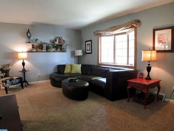 3rd image of 1585 Hillcrest Ln