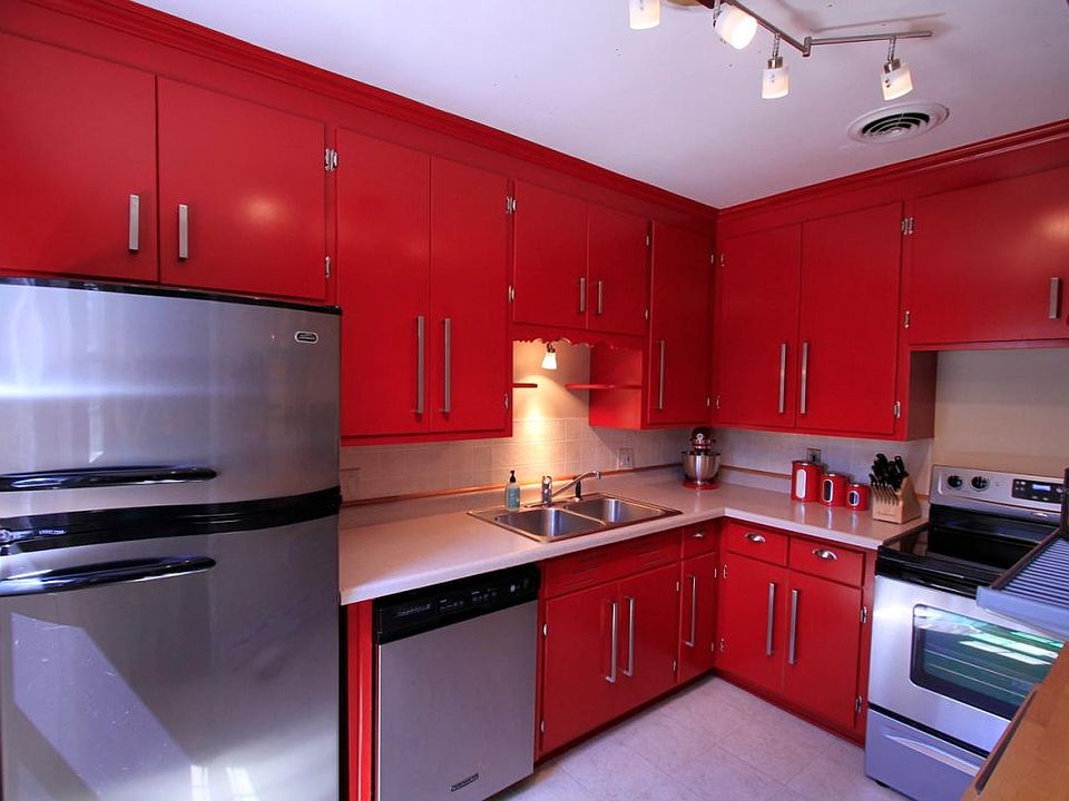 Kitchen. Stainless appliances and dishwasher (deep freeze in the basement)