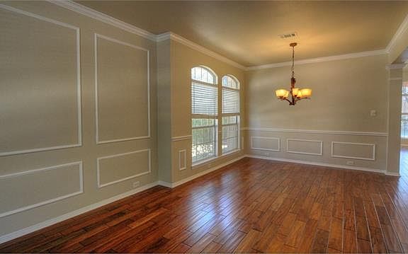 3rd image of 2801 Glen Hollow Dr