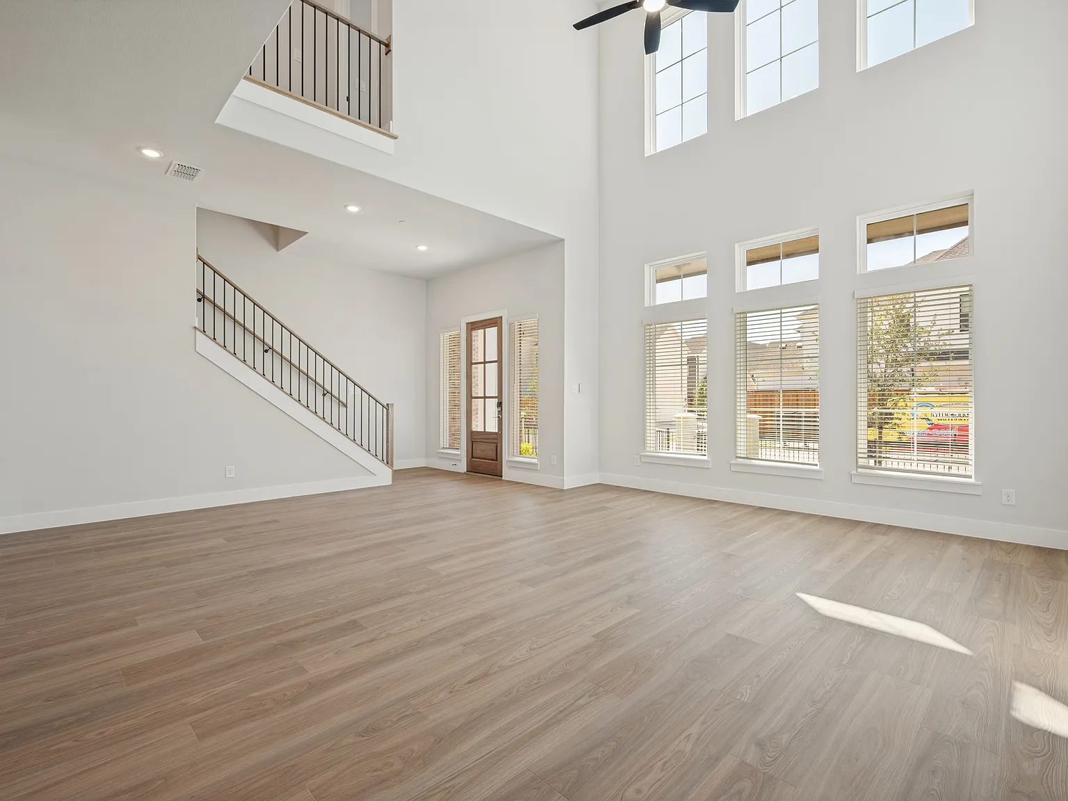 3 bed, 2.5 bath, 2398 sqft, $3,950 — Photo 3