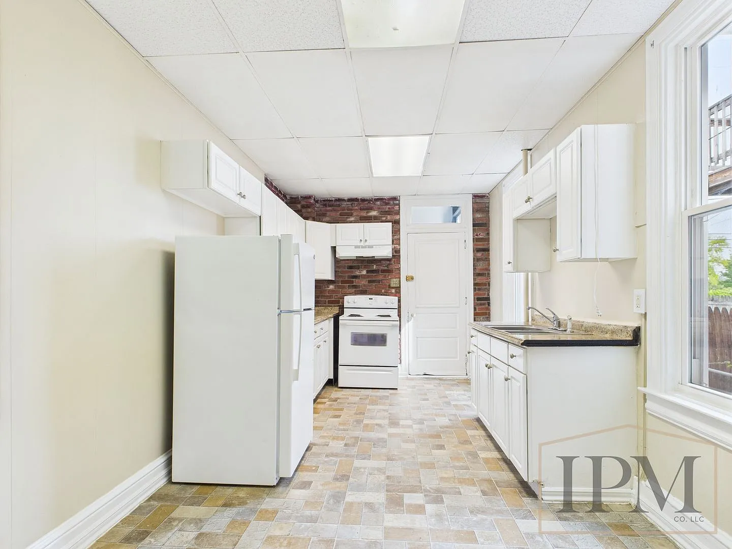 Apply Today! Spacious 5 Bedroom Home For Rent — Photo 4