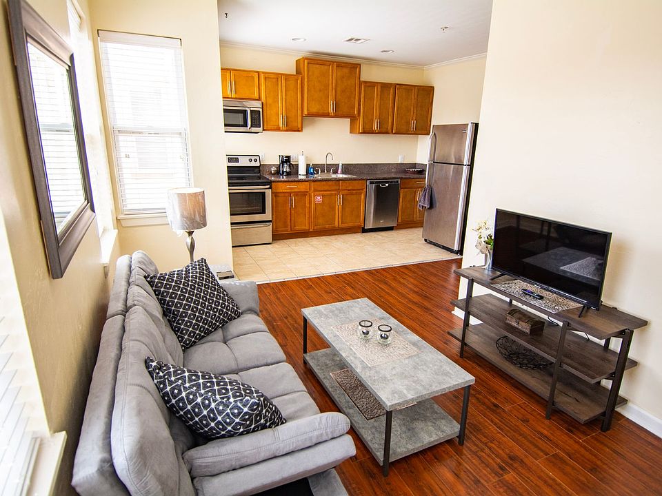 1st image of 910 NW 13th St APT 9