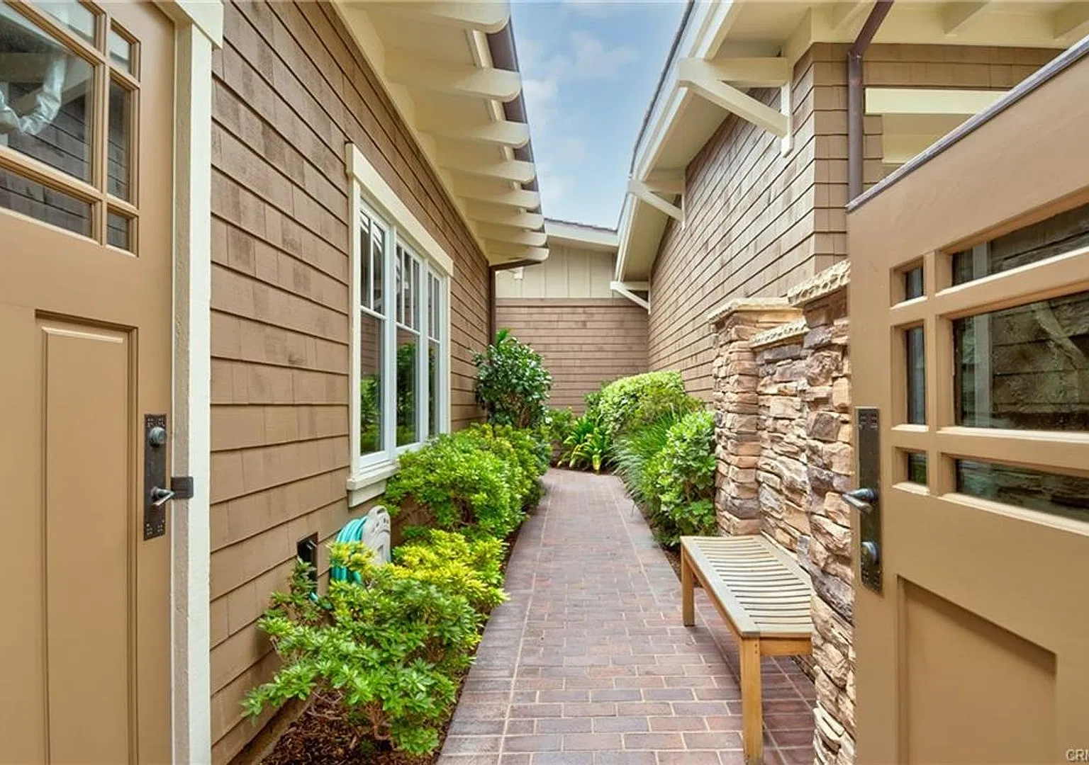 Charming Coastal Retreat in the Heart of Laguna Beach — Photo 4