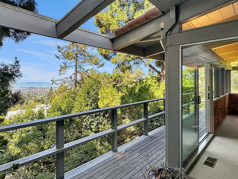 1118 Keith Ave — Photo 3