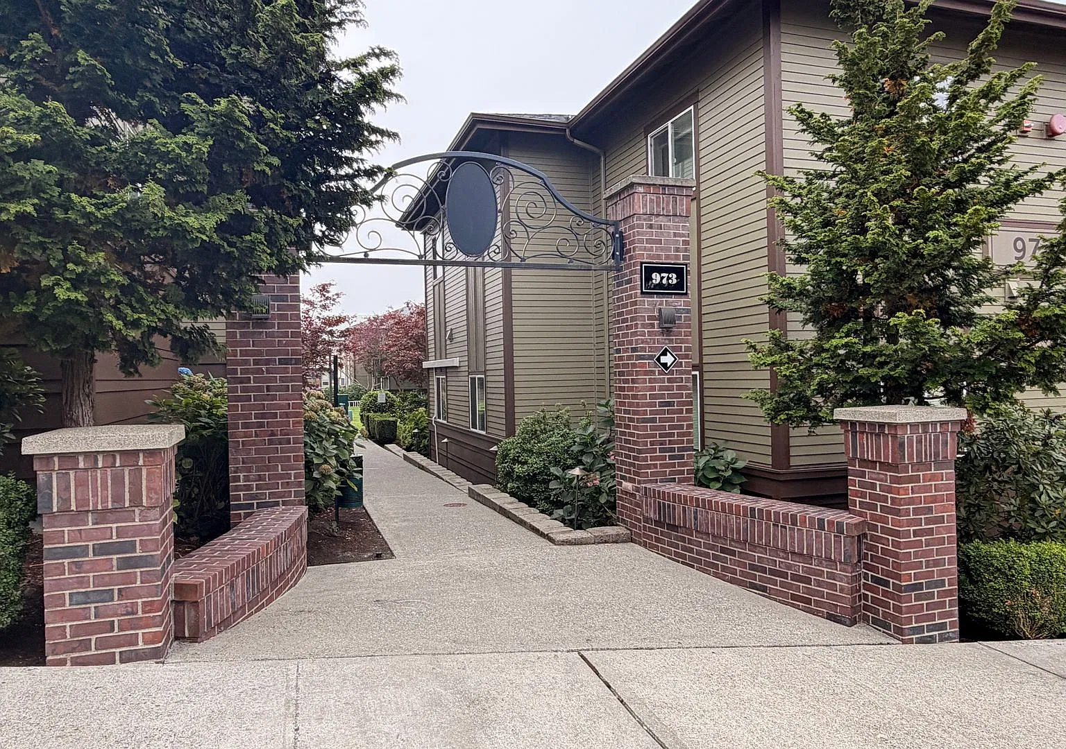 Top-Floor Corner 3BR 2BA with Sunset Views & 2 Parking Spaces — Photo 2