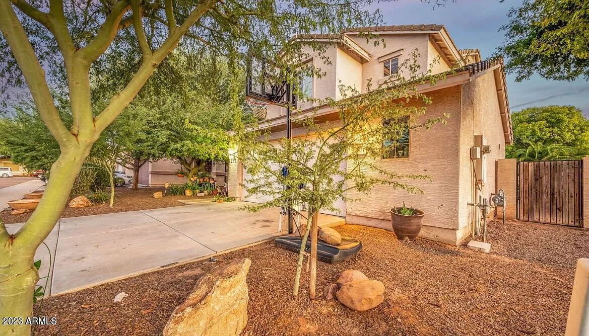 5 bed, 3.0 bath, 2219 sqft, $2,895 — Photo 2