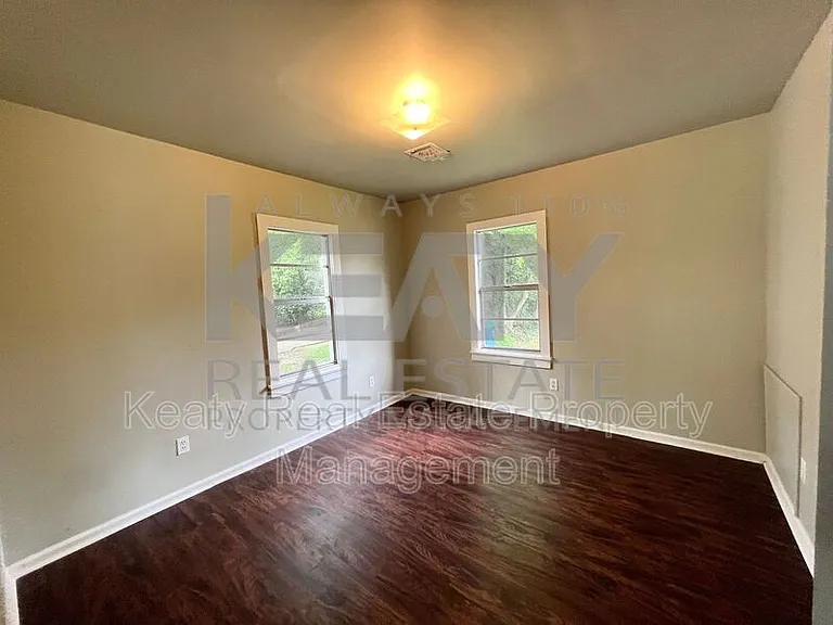327 Stewart St — Photo 9