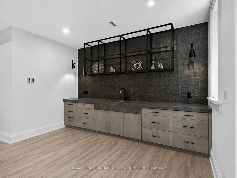 201 Hillhurst Blvd — Photo 38