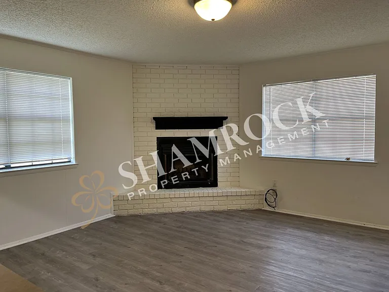 906 Lancelot Cir — Photo 2