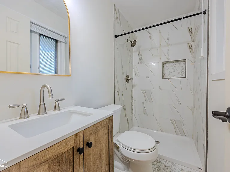 517 N Rohlwing Rd — Photo 4