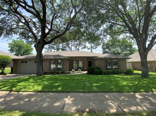 2076 Parkridge Dr, Hurst, TX 76054