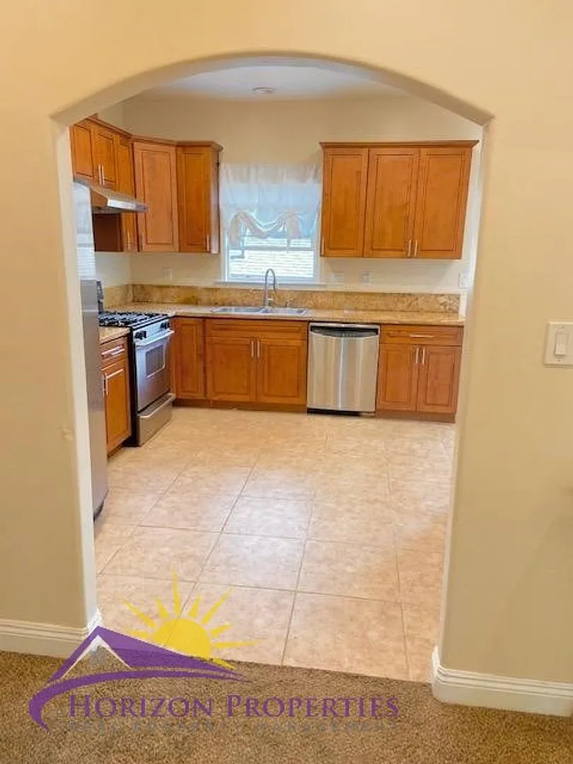Unique Second Floor 3 Bed 1 Bath 1,148 Sq Ft Sacramento Duplex — Photo 3