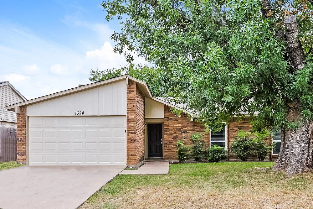 3 bed, 2.0 bath, 1425 sqft, $2,085 — Photo 1