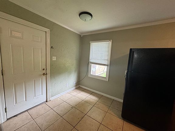 4th image of 1508 Leslie St