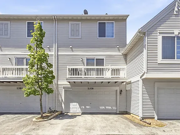3 bed, 2.5 bath, 1709 sqft, $2,600 — Photo 3