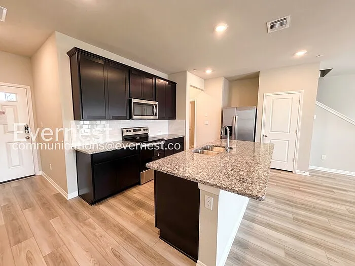 3 bed, 2.5 bath, 1650 sqft, $1,925 — Photo 2