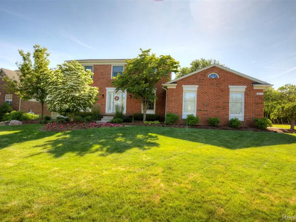 8873 Cobblestone Cir, Plymouth, MI 48170