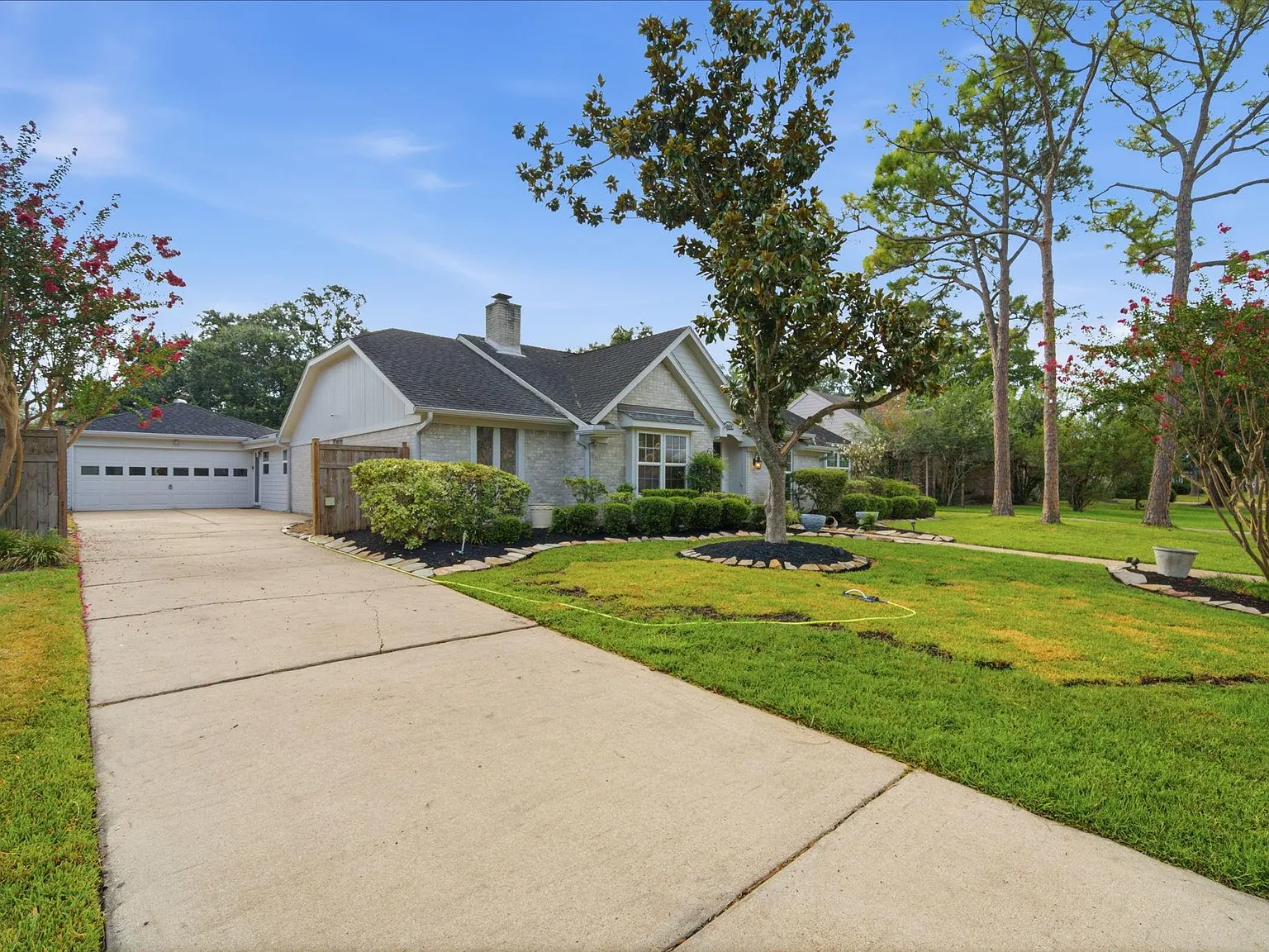 4 bed, 2.0 bath, 2800 sqft, $3,400 — Photo 2