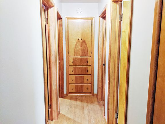 4th image of 208 S Hillsdale Ct #1