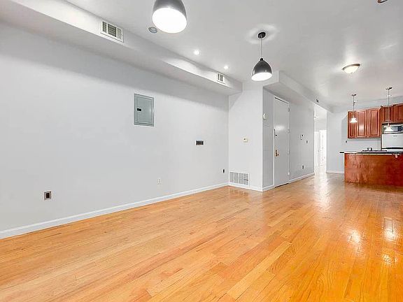 4th image of 667 Central Ave #1L