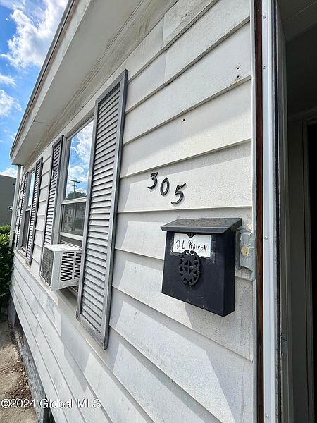 2nd image of 305 2nd Avenue