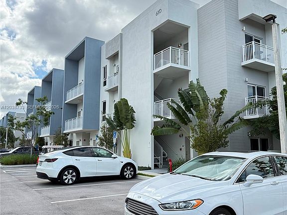 4th image of 610 NE 2nd St #305