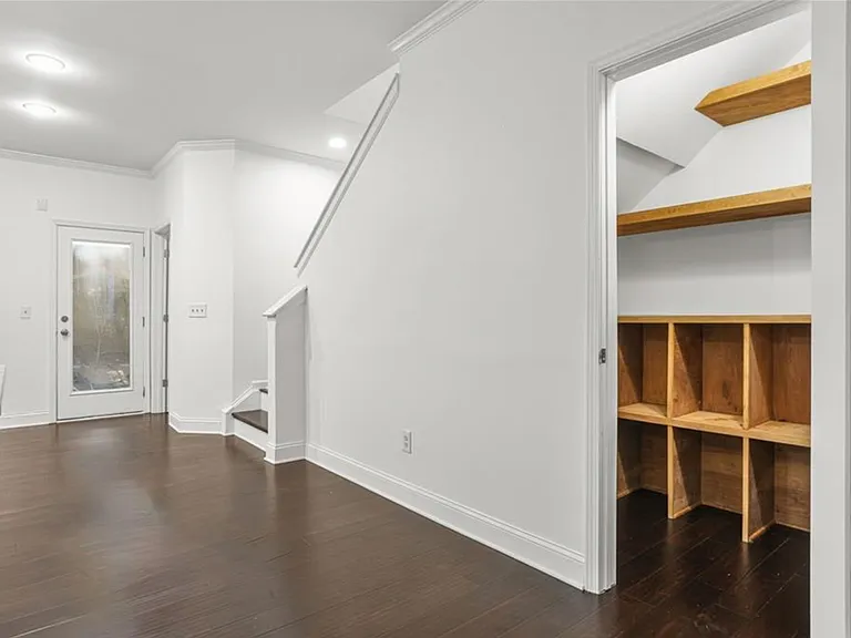 702 Barberry Dr — Photo 8