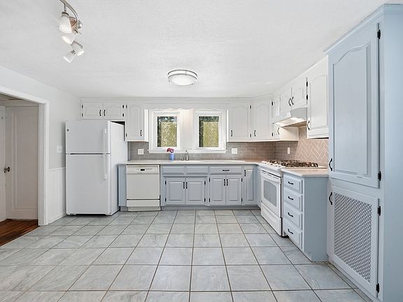 4th image of 42 Carroll St