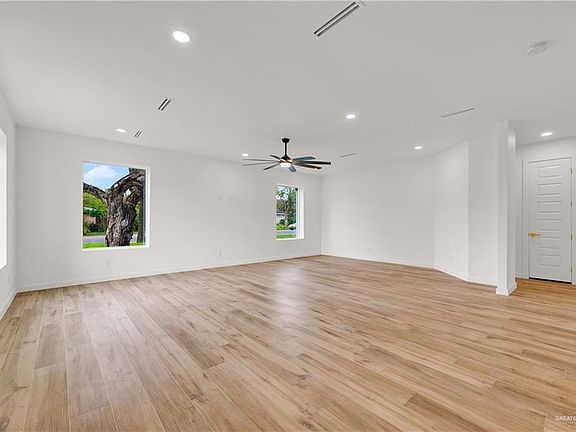 3rd image of 1121 La Vista Ave