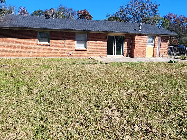 223 Marian Dr — Photo 2