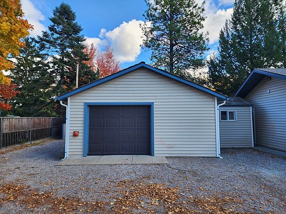 4th image of 1215 Hillcrest Dr