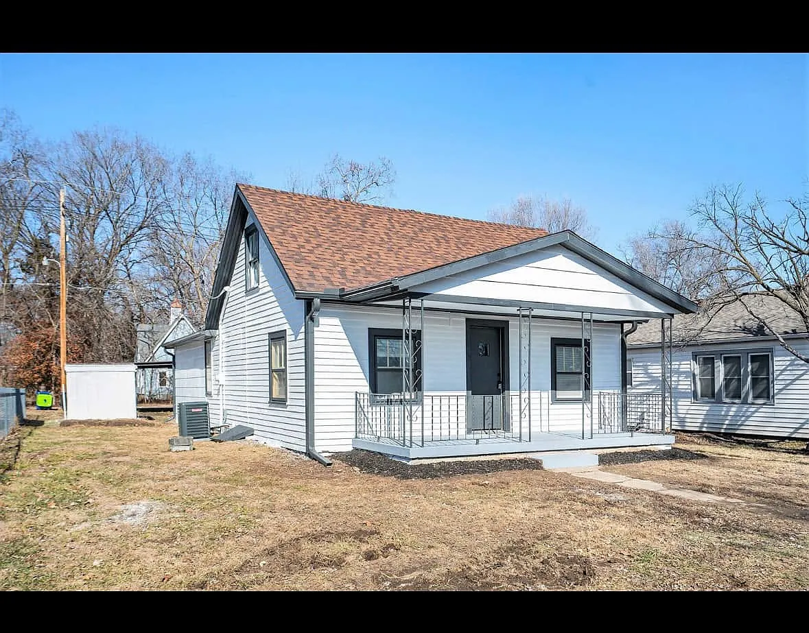 4 Bed 2 Bathroom With Garage! — Photo 1