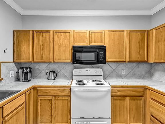 4th image of 801 Luther St W