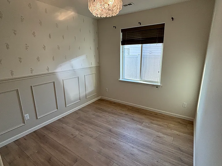1918 Elm Pl — Photo 3